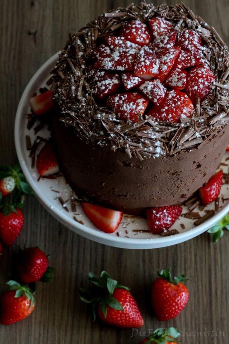 Декор торта клубникой и шоколадом