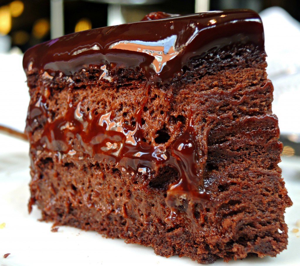 Торт шоко шок. Торт Прага Брауни. Шоколадный бисквит Брауни. Торт Прага темный. Чоколейт кейк.