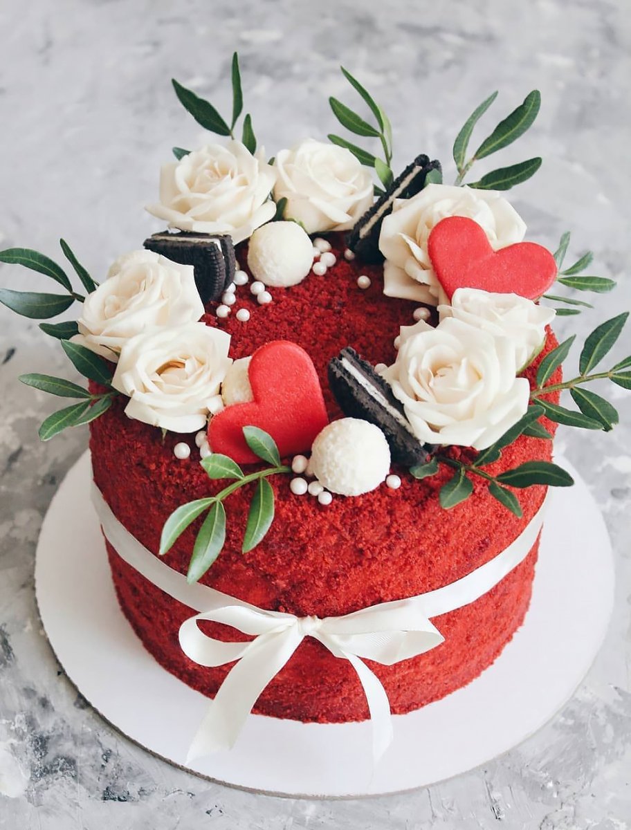 Торт красный бархат с фруктами и цветами