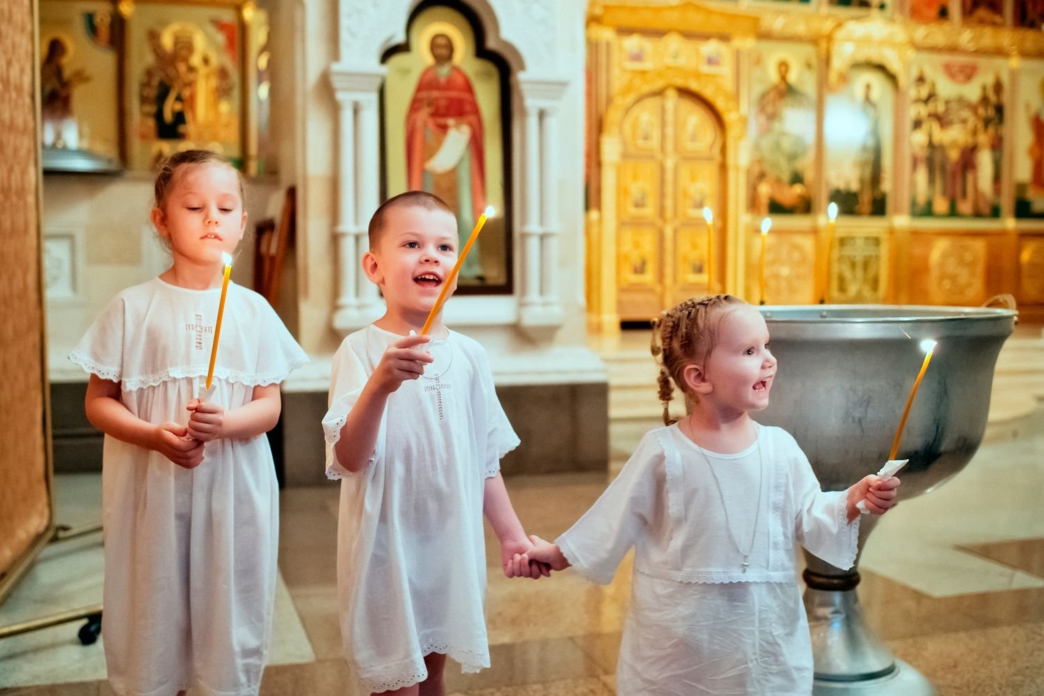 Ребенку про церковь. Дети в церкви. Дети в православном храме. Детям о православии. О храме. Дети молятся в храме.