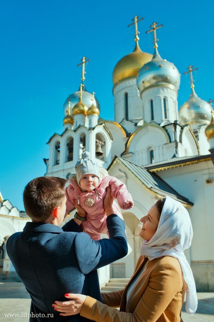 Православная семья в церкви