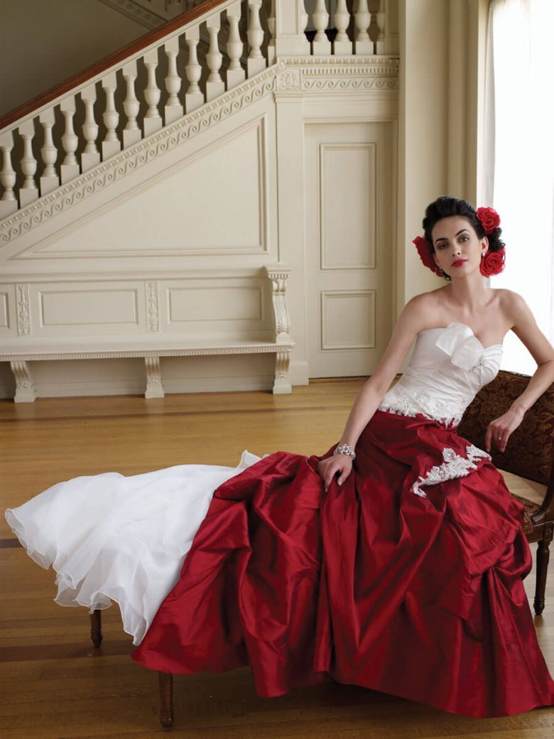 Свадебный наряд в красно белом стиле