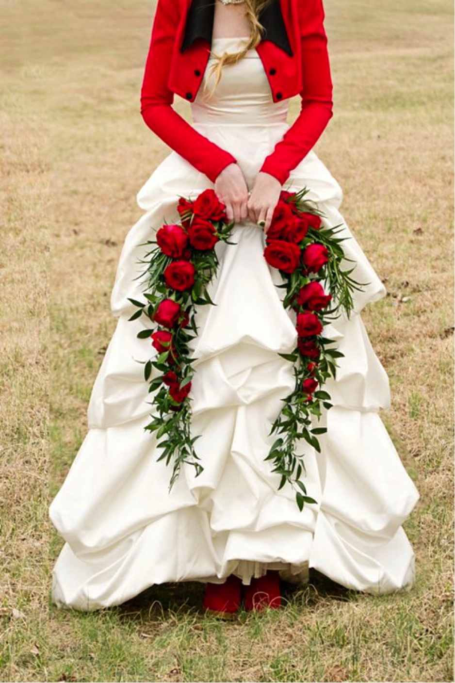 Белое платье с красными розами