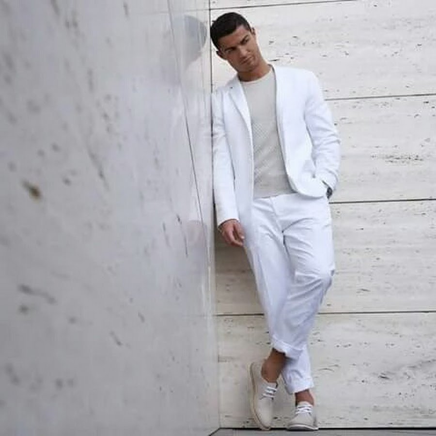 Кристиано Роналдо в белых штанах