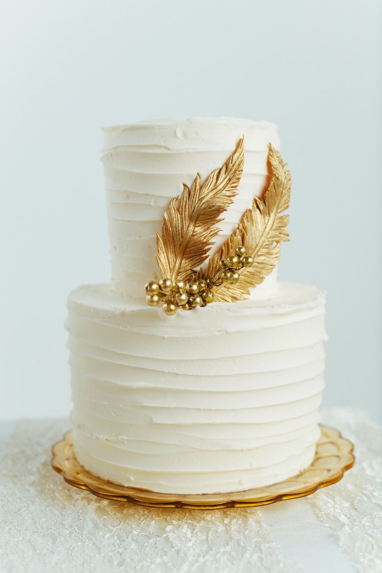 Торт на свадьбу с перьями