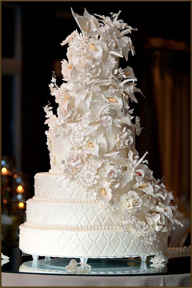 Пышный свадебный торт в перьях