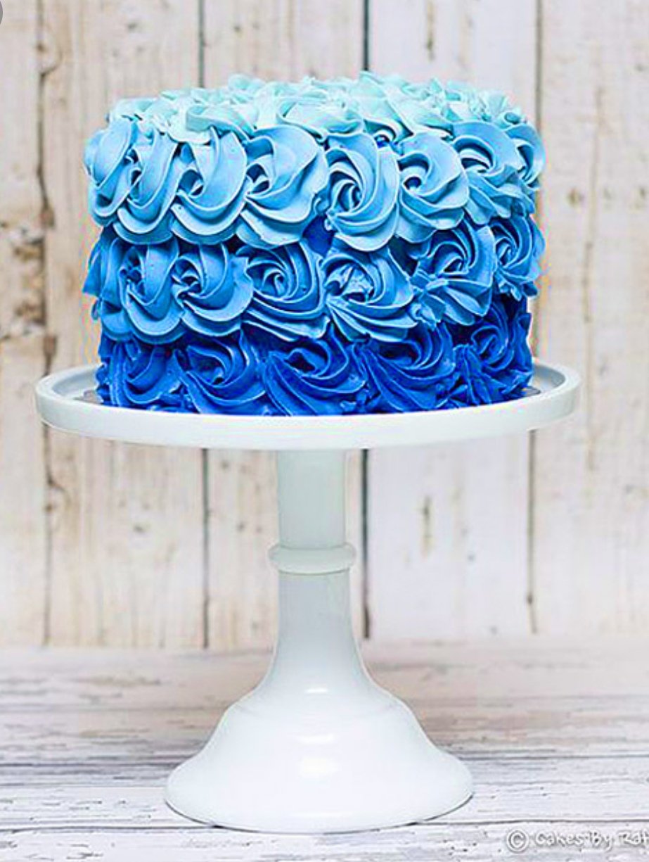 Голубой торт с кремовыми цветами