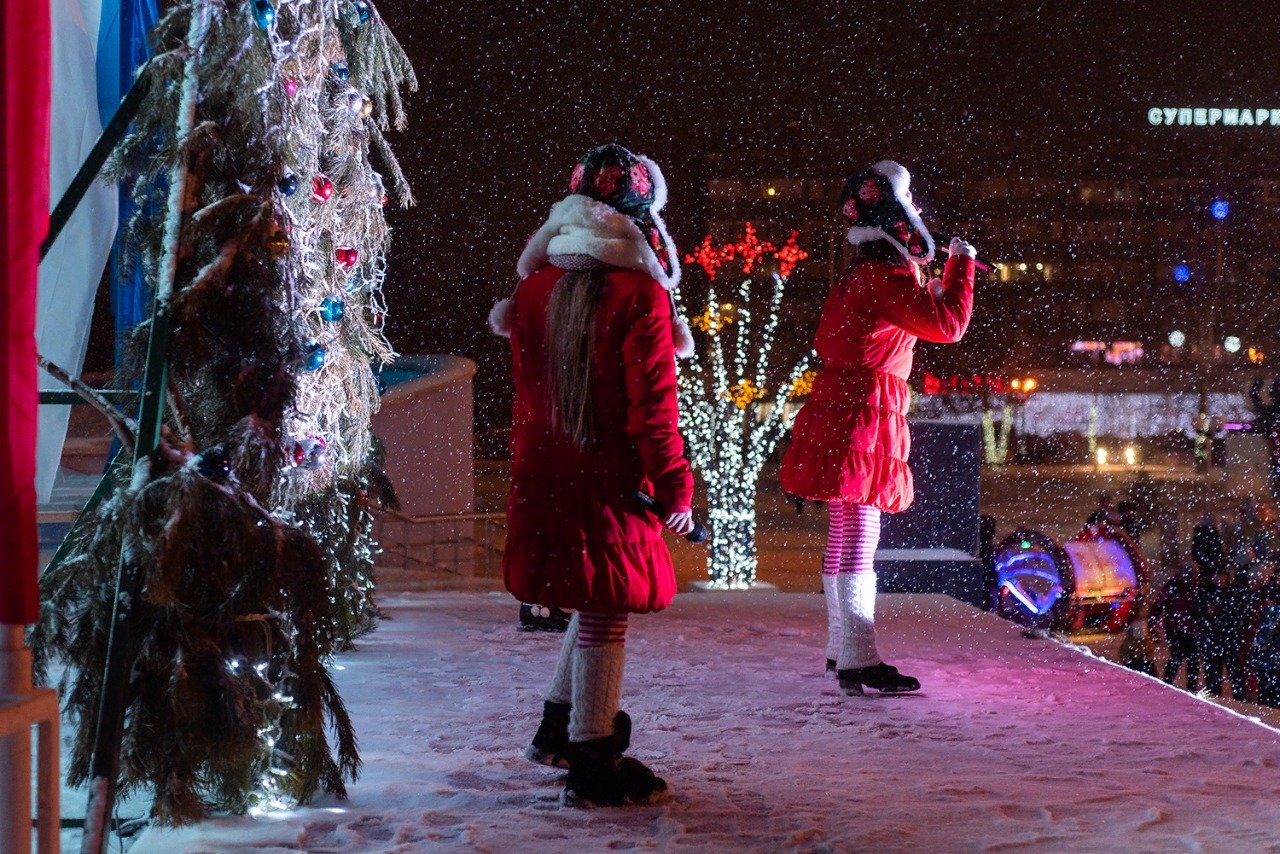 Новогодние флешмобы современные для детей. Новогодний танцевальный флешмоб. Флешмоб на новый год 2022. Новогодний флешмоб для детей дошкольного возраста на новый год. Костюм на новогодний флешмоб.