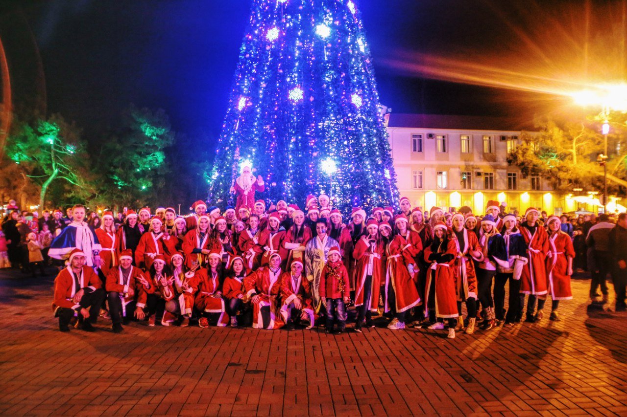 Christmas dance. Новогодний флешмоб. Новогодний танцевальный флешмоб. Танец на новый год. Танцы в новогоднюю ночь.