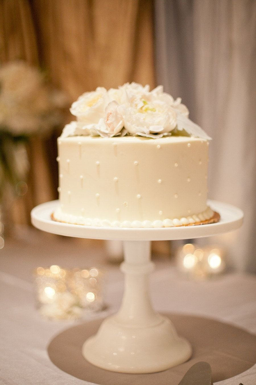 Одноярусный свадебный торт украшенный живыми цветами