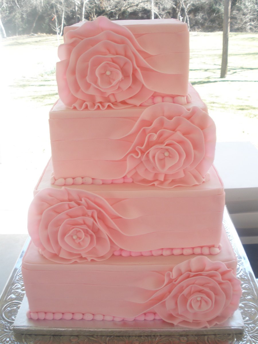 Бледно розовый торт