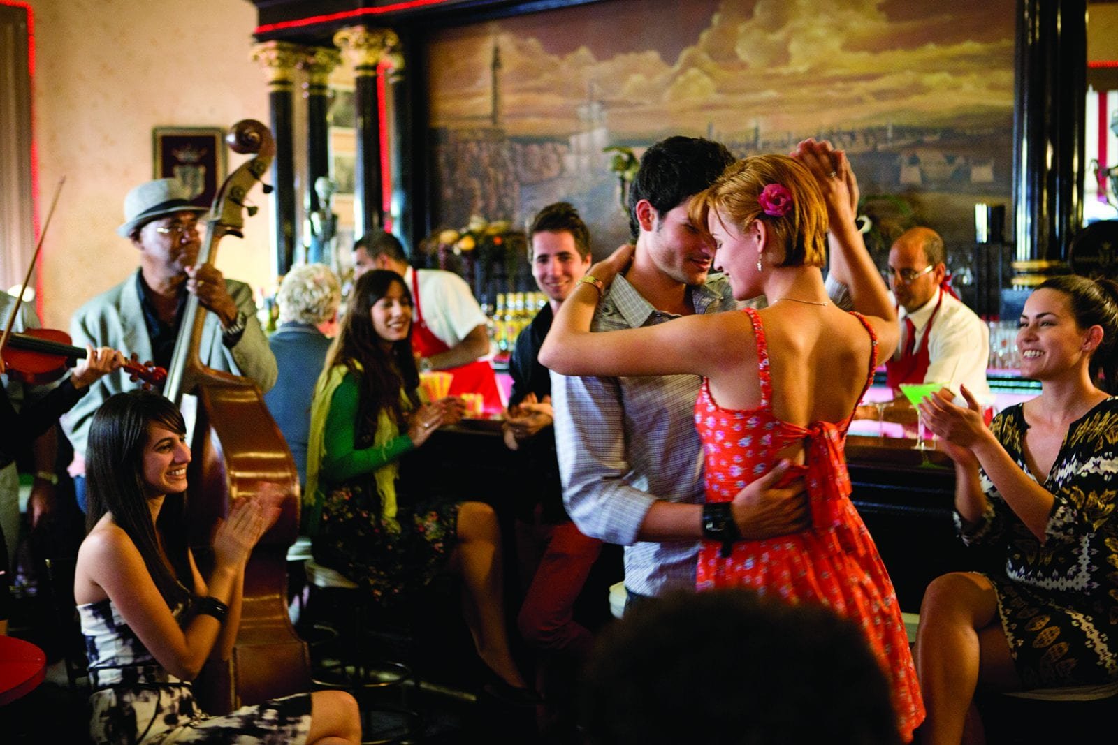Песня танцуй у бара. Гавана сальса. Сальса танец Куба. Вечеринка в кубинском стиле. Вечеринка в стиле сальса.