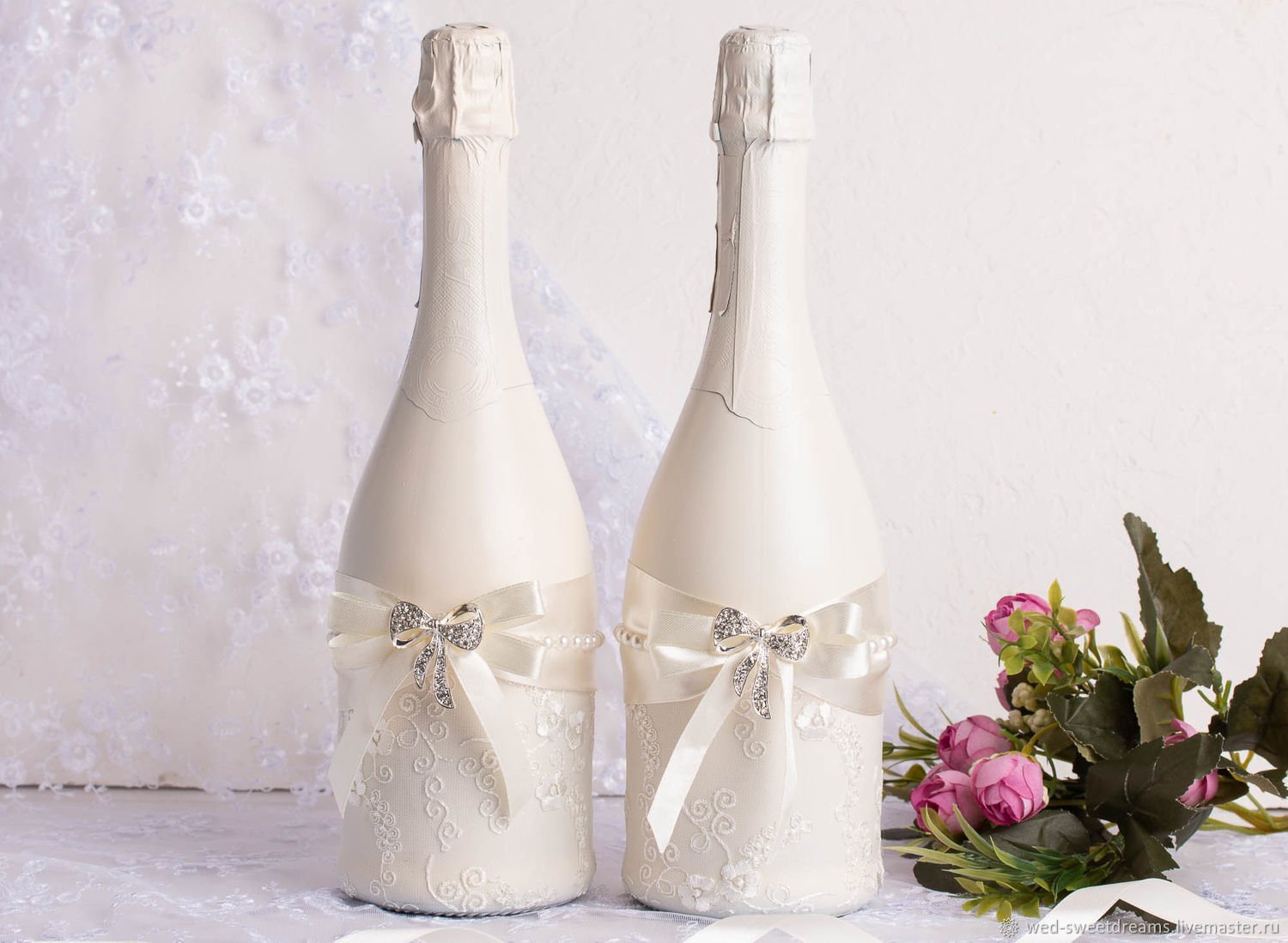 Свадебные бутылки шампанского. Украшение бутылок на свадьбу. Декор шампанского на свадьбу. Свадебные бутылки и бокалы. Украсить бутылку шампанского на свадьбу.