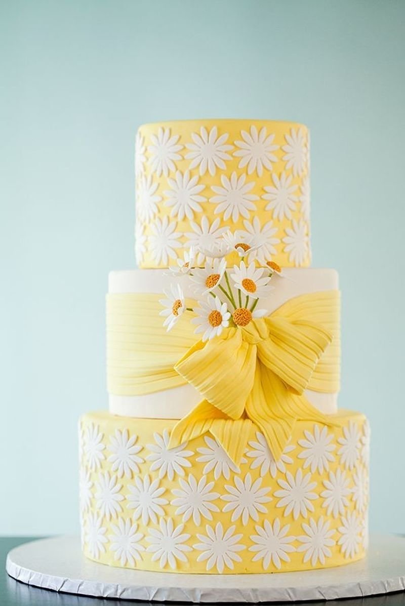 Торт в желтом цвете