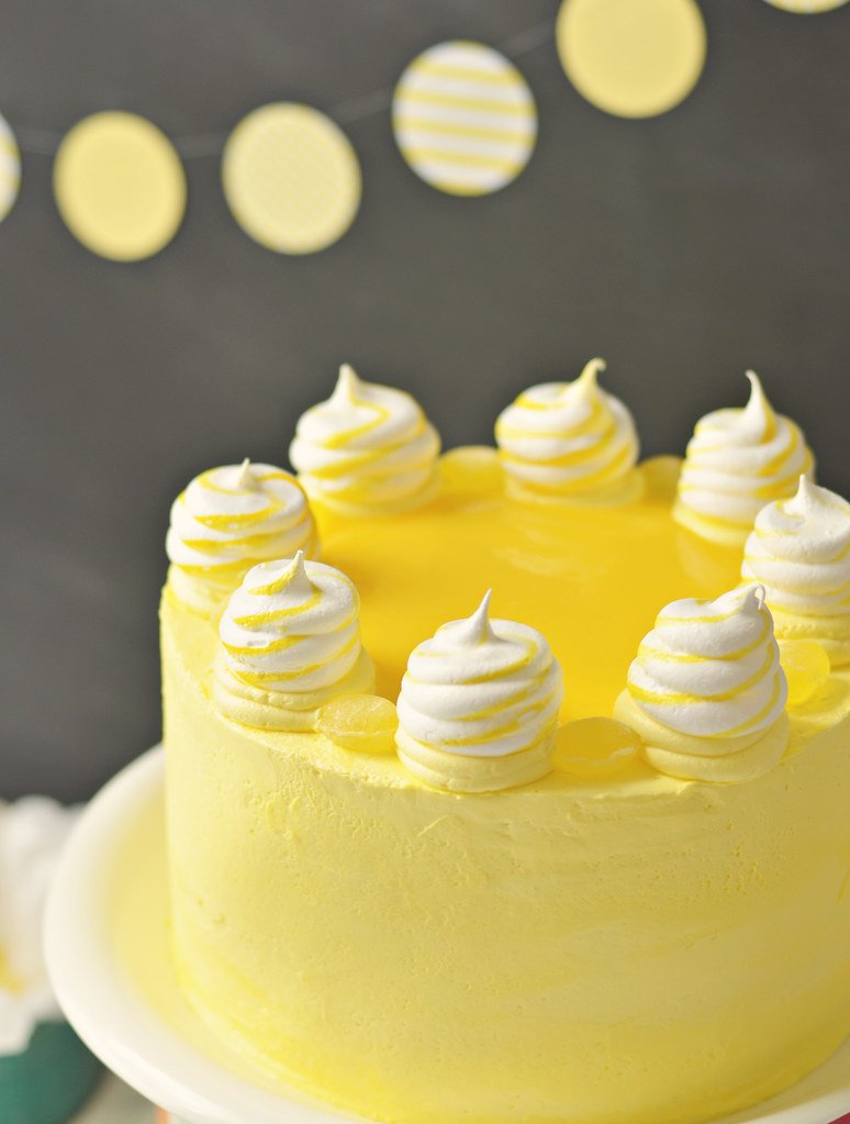 Торт украшенный лимоном