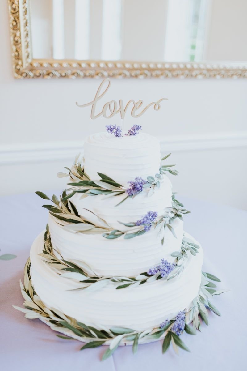 Свадебный торт трехъярусный с лавандой