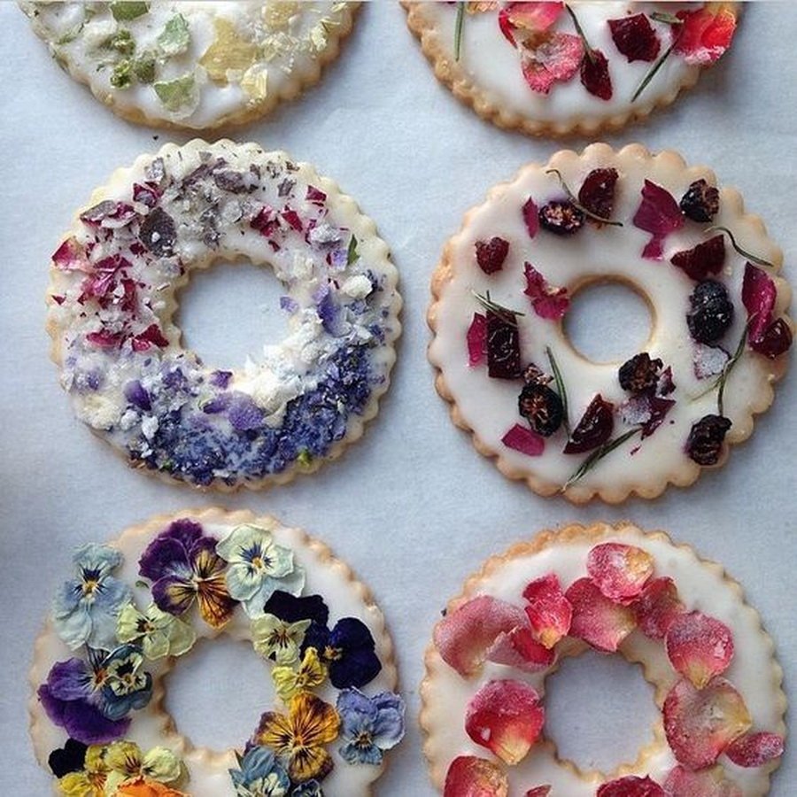 Печенье с засахаренными цветами