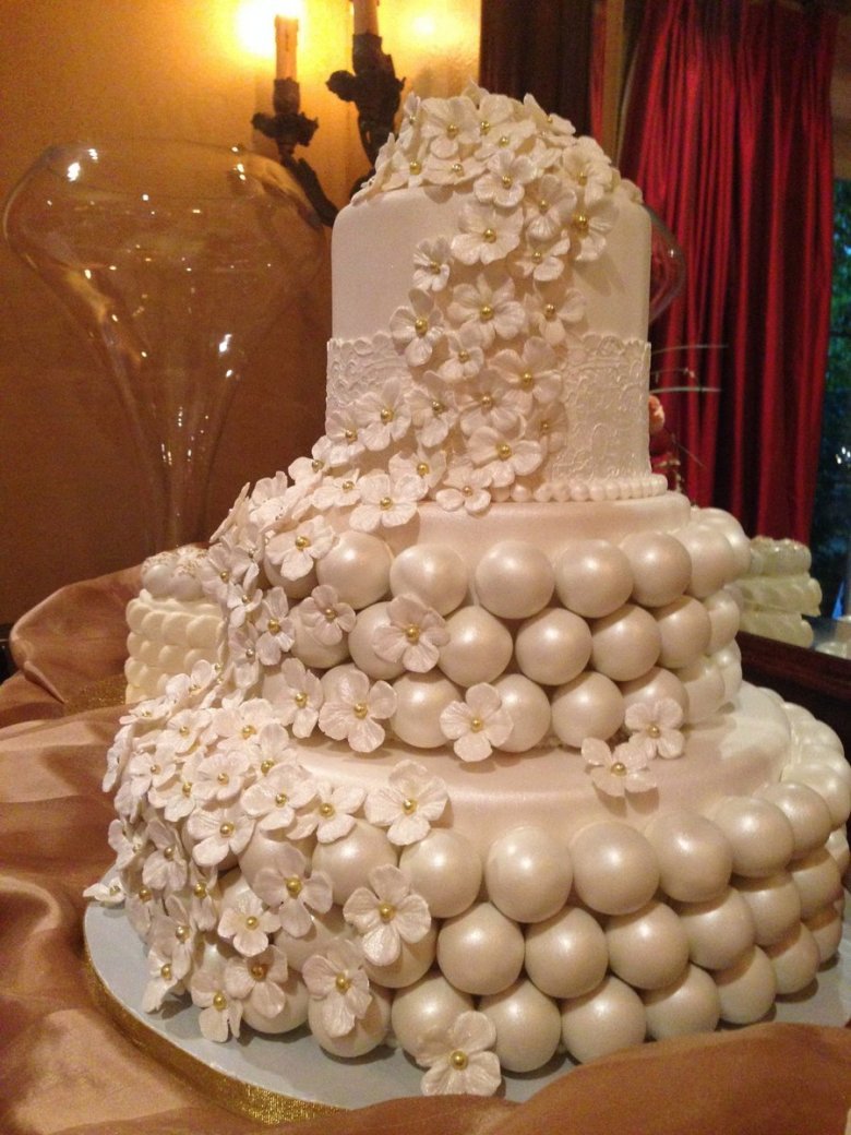 Свадебный торт с шариками