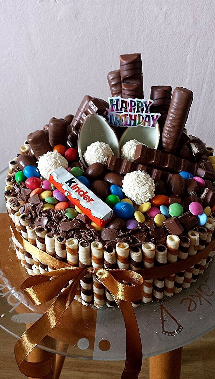 Торт украшенный конфетами и шоколадками