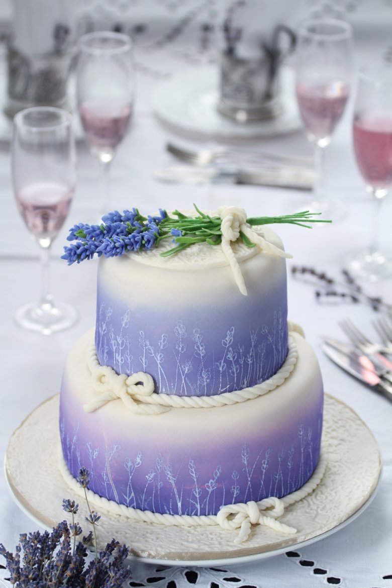 Лавандовый торт на свадьбу