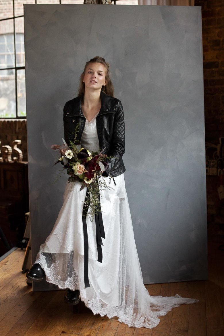 Свадебное платье с кожаной курткой