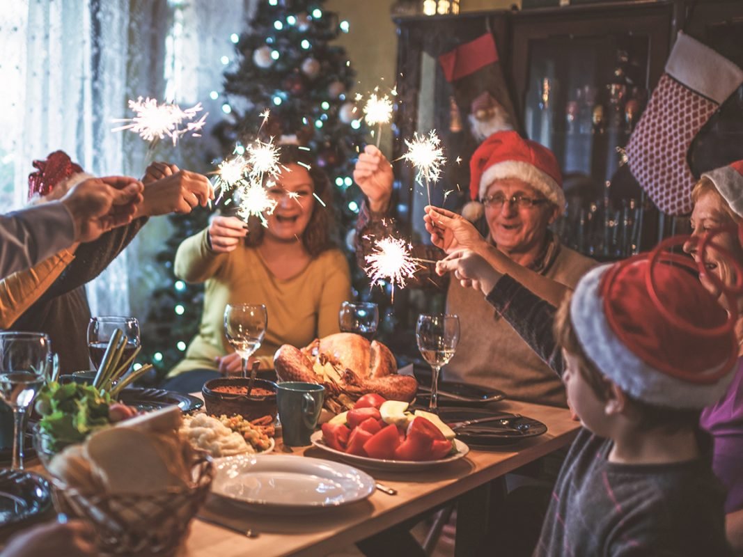 Когда начали отдыхать на новый год. Простуда в новый год. Mery Christmas ужин. Family dinner at Christmas in uk. Christmas Family meme.