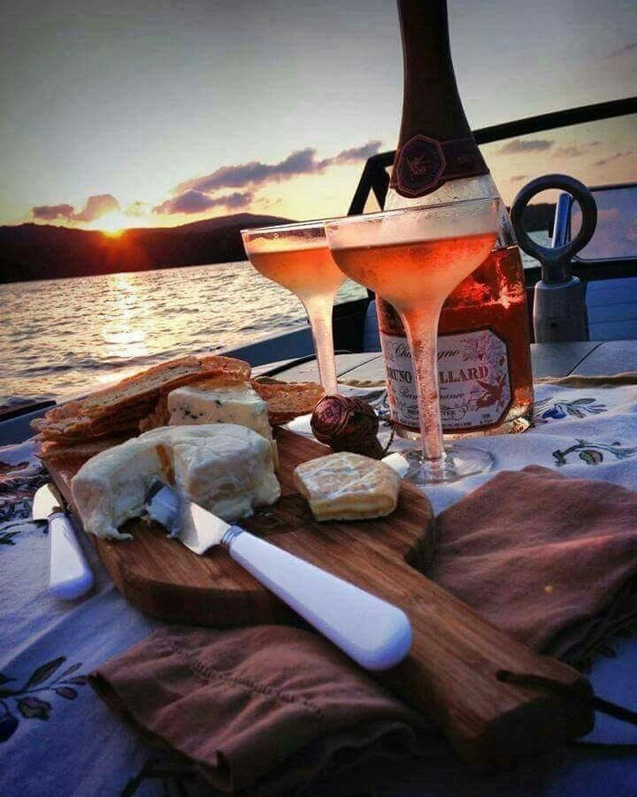 Пикник с вином на берегу моря