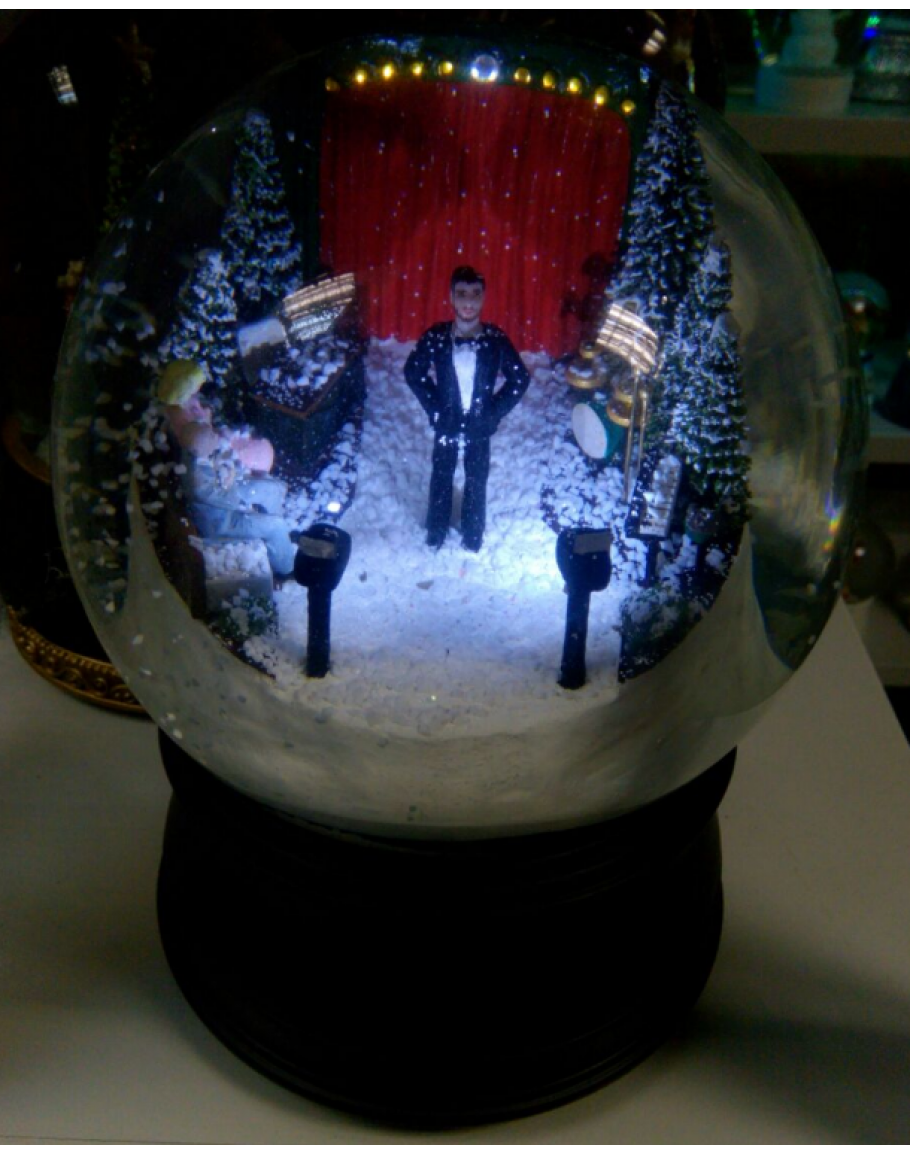 Снежный шар с подсветкой и метелью