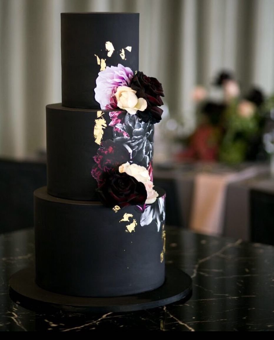 Велюровый черный свадебный торт