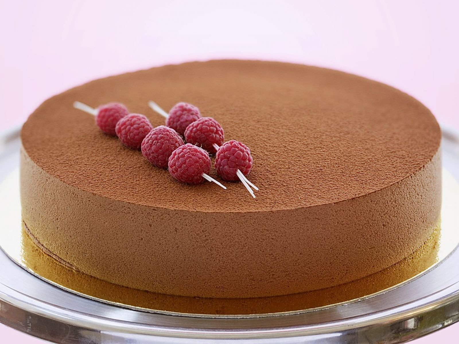 Шоколадный торт желатин. Торт муссовый клубничный чизкейк. Муссовый торт тирамису. Шоколадно сметанный мусс. Шоколадный мусс для торта.