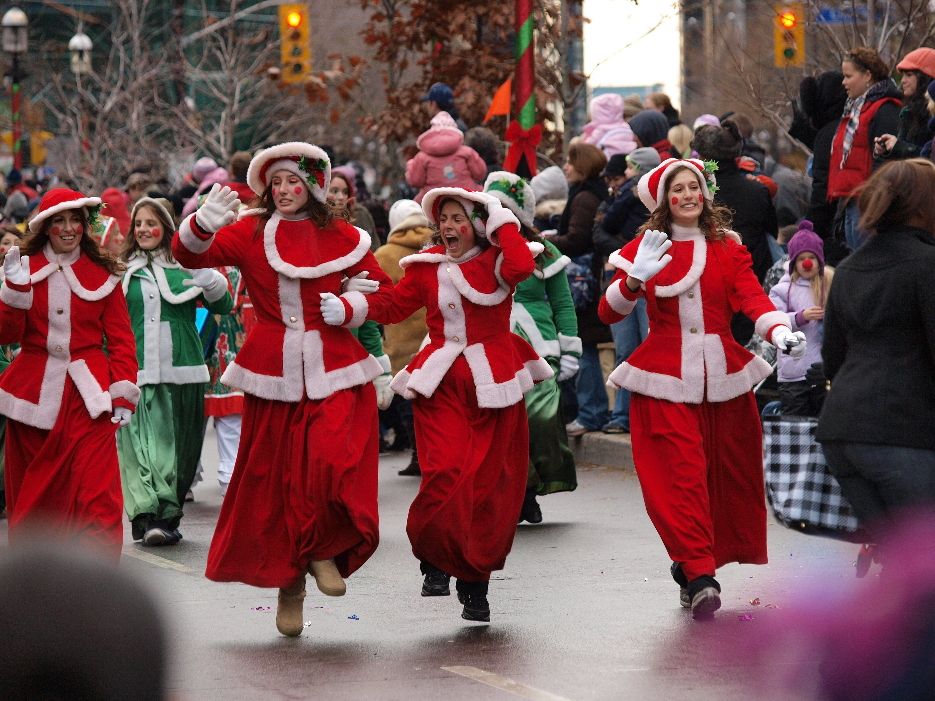Отмечают 31 декабря. Парад Санта Клаусов в Канаде. Парад Санта Клаусов на Рождество в Канаде. Рождество в Канаде. Новый год в Канаде.