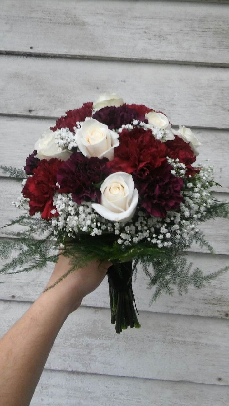 Букет невесты с бордовыми розами и гипсофилой