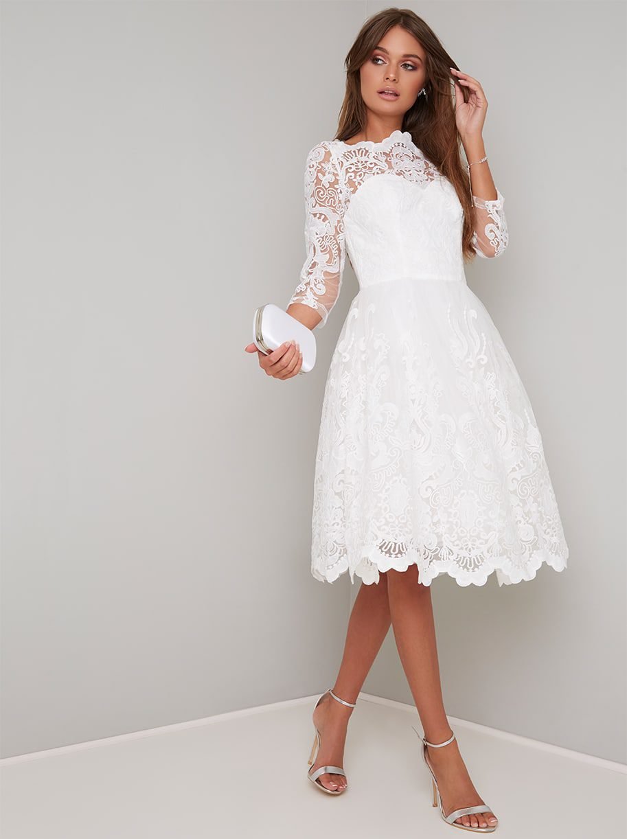 Белое короткое кружевное платье с рукавом