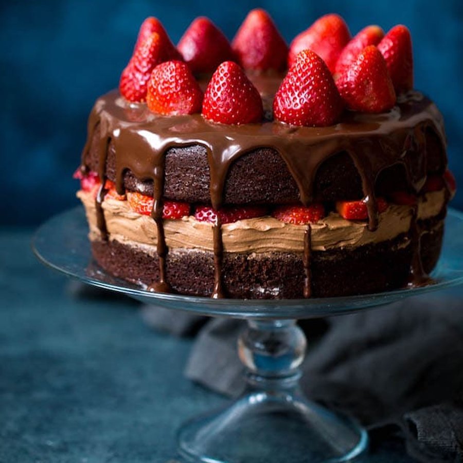 Украшение торта из фруктов и шоколада