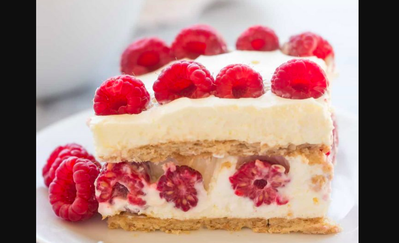 Творожный торт с ягодами. Торт малина сабайон. Тортик с малиной. Творожно малиновый торт.