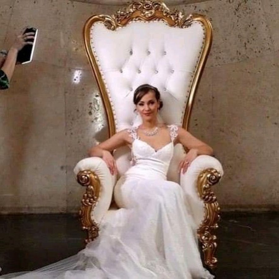 Софа в свадебном платье