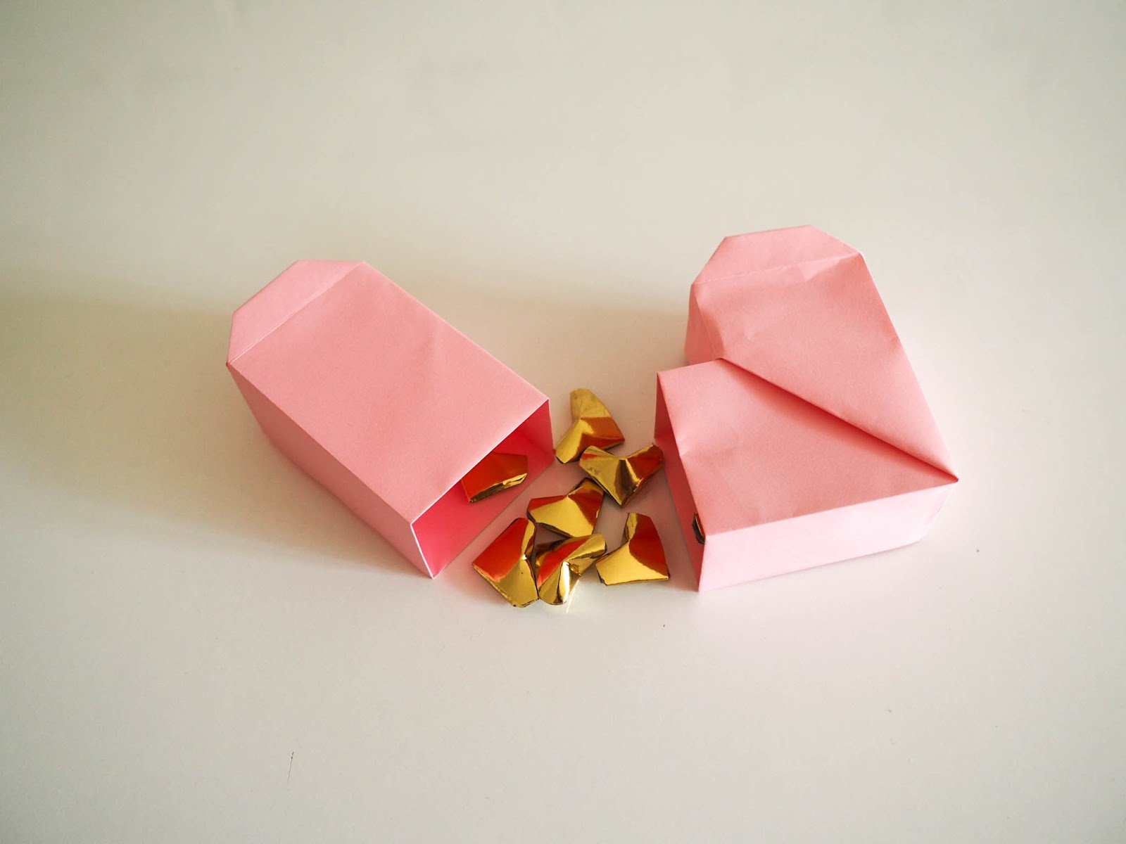 Сделать подарок оригами. Оригами подарок подруге. Подарок на день рождения подруге оригами коробка. Оригами подарок сестричке на день рождения. Оригами для девушки подарок.