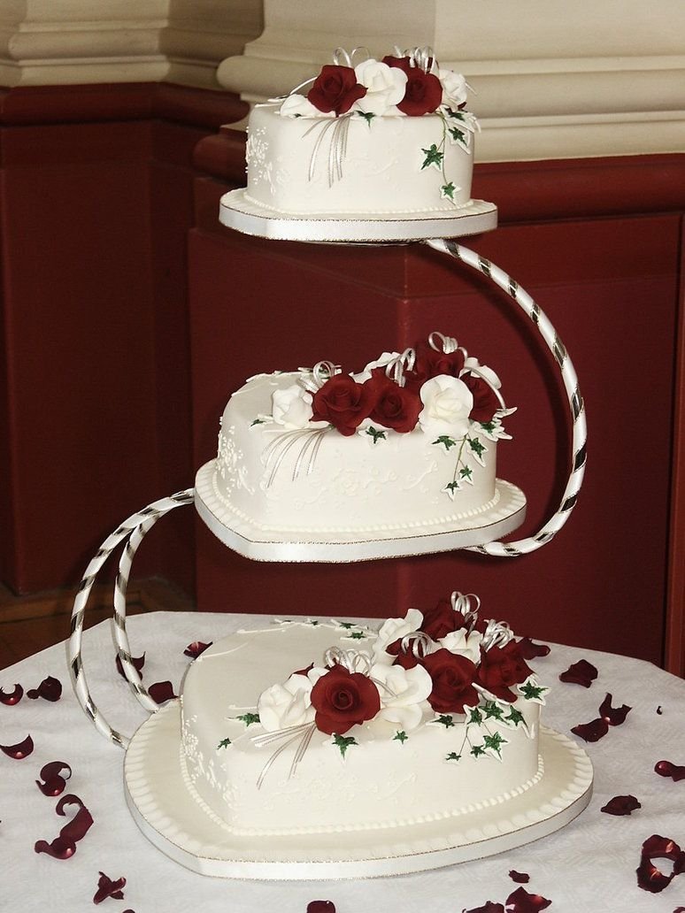 Свадебный торт белый на подставке
