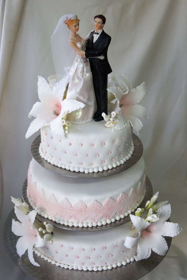Свадебный торт с женихом и невестой