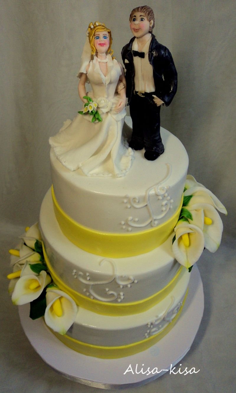 Свадебный торт с фигурками молодоженов