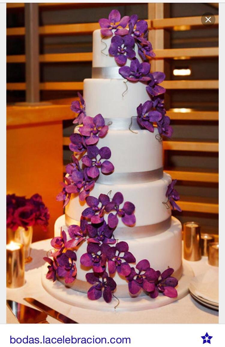 Свадебный торт сиреневый трехъярусный с ягодами