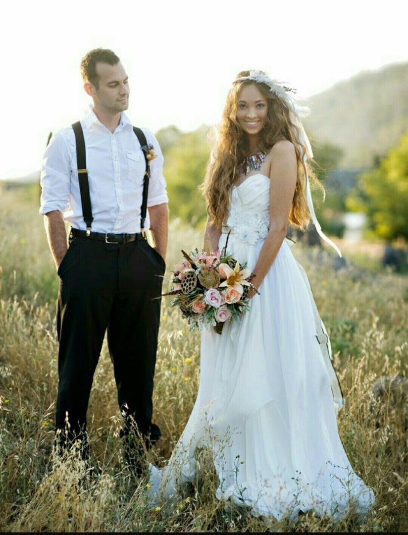 Свадебное платье и прическа с перьями в бохо стиле