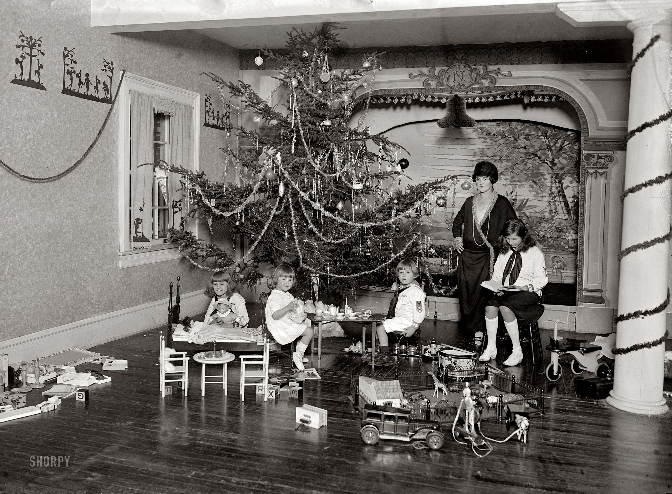 Old christmas. Новый год в Америке 20 век. Новогодняя елка 1930. Старинная Новогодняя елка. Старые новогодние снимки.