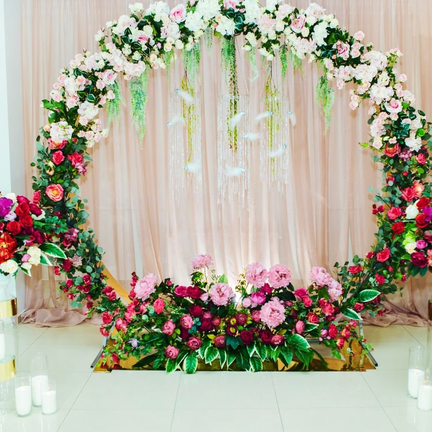Свадебная арка с лентами и цветами круглая