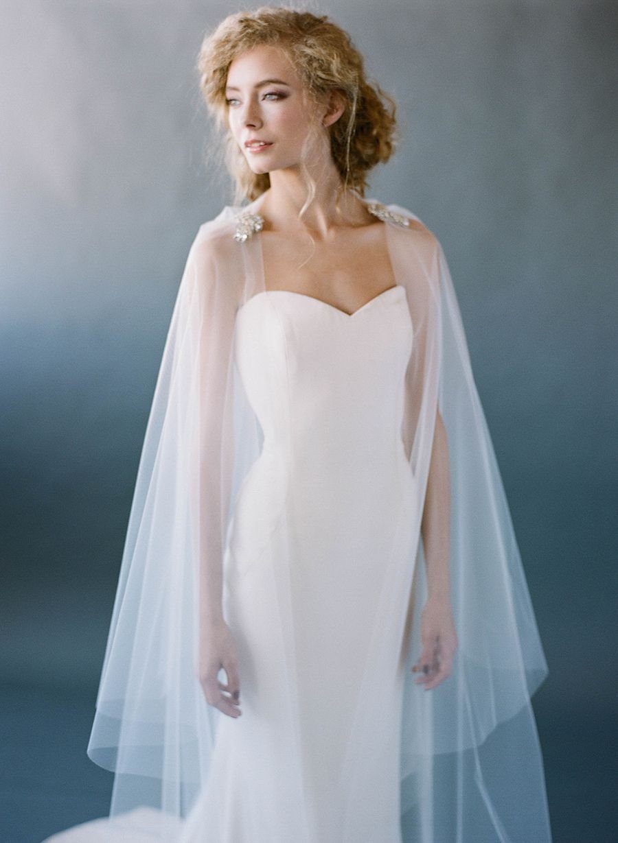 Свадебное платье с мантией