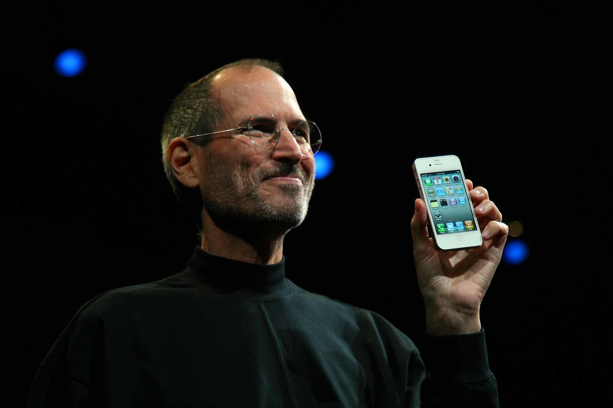 Года выпуска первого iphone. Стив Джобс айфон 4. Стив Джобс 2007. Стив Джобс айфон 1. Стив Джобс айфон 2007.