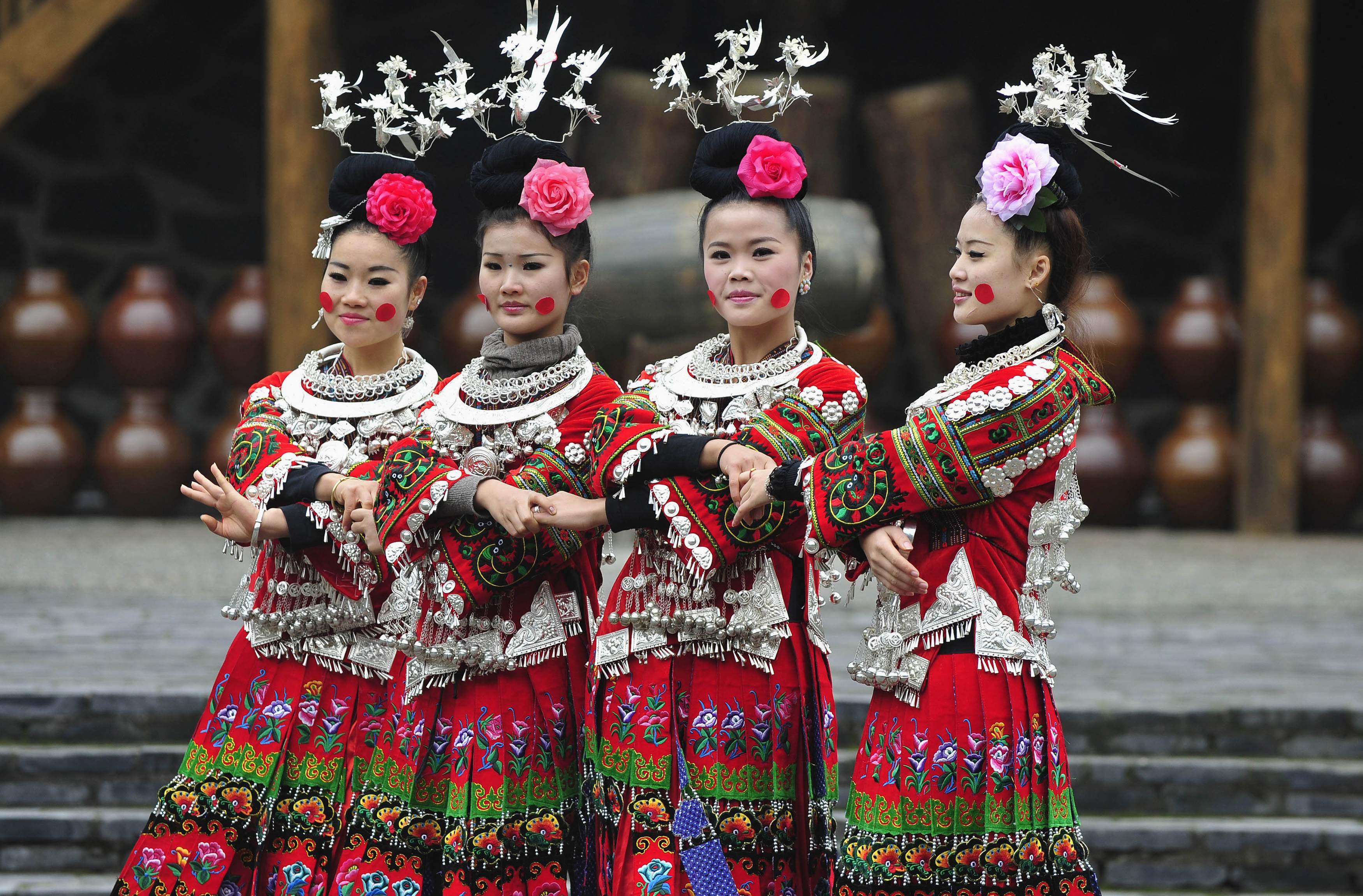 Народы населяющие китай и их основные занятия. Группа Мяо Китай. Национальный костюм народа Мяо Китай. Ханьцы народ Китая. Народность Мяо в Китае.