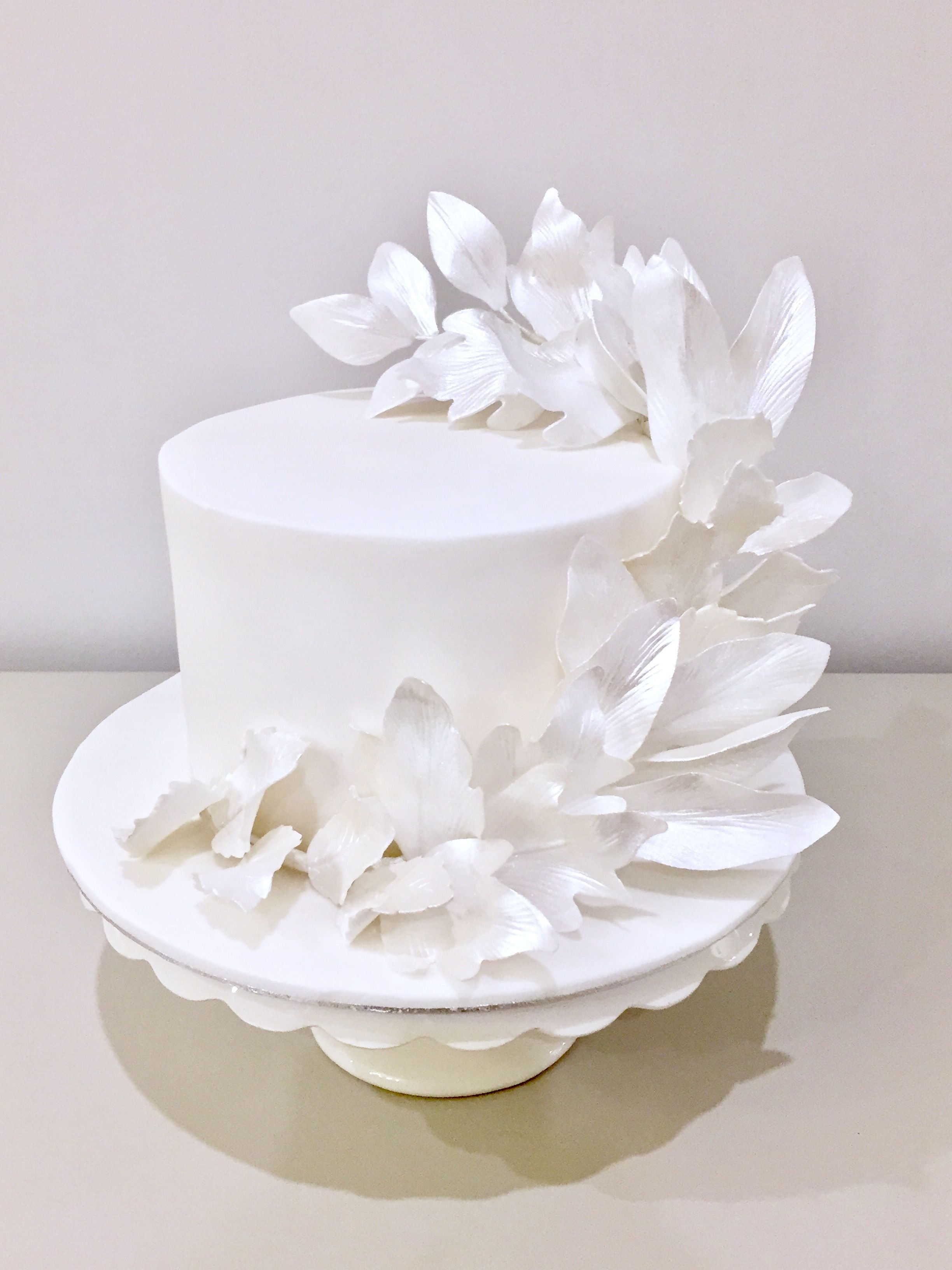 Украшения из вафельной бумаги. Декор из вафельной бумаги для торта. Декор белого торта. Украшение белого торта. Украшение из рисовой бумаги для торта.