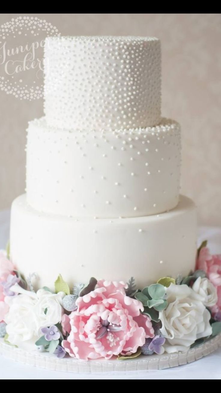 Свадебный торт белый с трехярусный