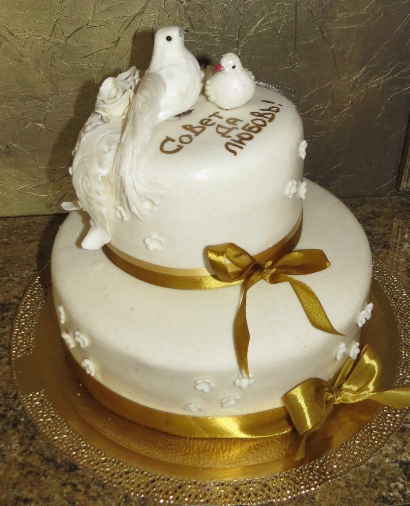Свадебный торт с голубями